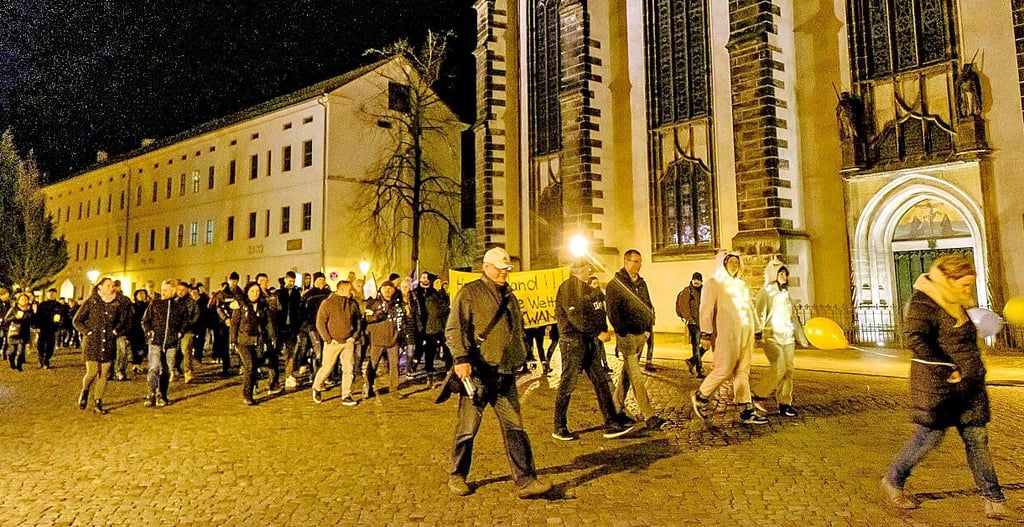 Demonstrationszug  gegen Corona-Maßnahmen vor der Thesentür.