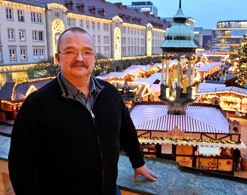 CDU-Fraktionschef Wigbert Schwenke wählt kurz vor dem Jahresende den mit 2-G-Regel, Bändchen und Maskenpflicht geretteten Weihnachtsmarkt in Magdeburg als Kulisse fürs Jahresendporträt. Dass er stattfinden konnte, ist für Schwenke ein Höhepunkt im Stadtleben 2021.