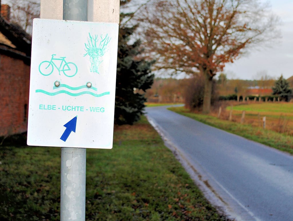 Am Ortseingang von Grassau (von Schinne kommend) befindet sich eines der Schilder, das auf den Elbe-Uchte-Radweg verweist.