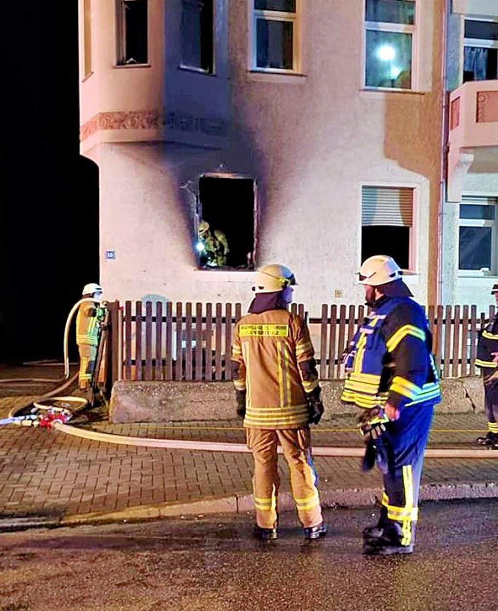 Laut Polizei gibt es Hinweise, dass das Feuer in der Wohnung gelegt wurde.