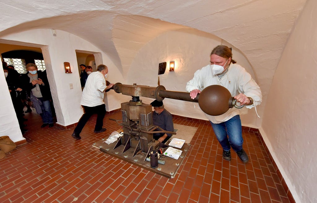 Im Museum „Alte Münze“ in Stolberg ist am Neujahrstag die Jahresmedaille „500 Jahre Thomas-Müntzer-Predigt in der Stolberger Martinikirche“ erstmals geprägt worden: durch Münzmeister Dietrich Lücke (Mi.) und die Münzgesellen Gernot Ortmann (re.) und Heinz Ortmann (li.).