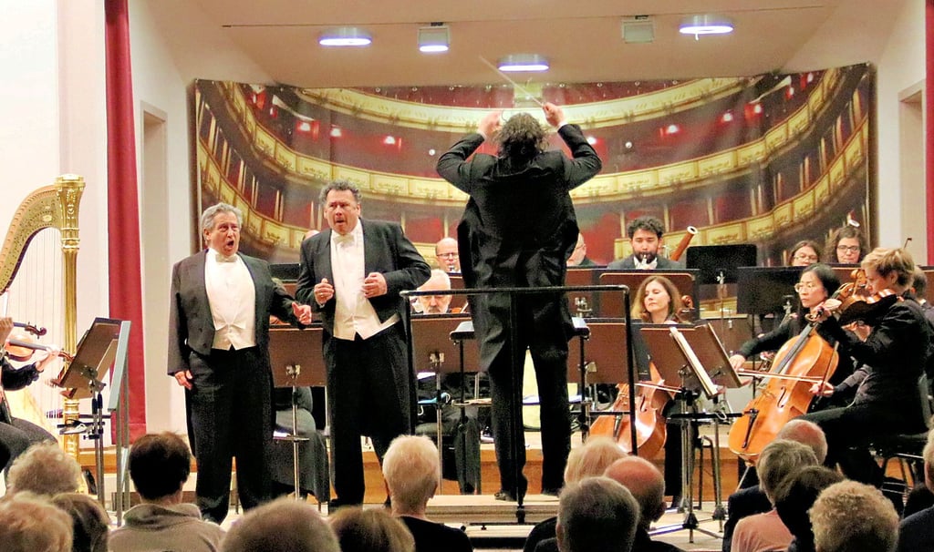 Fällt Ihnen etwas auf? Irgendetwas ist anders ... Richtig: Im Bühnenhintergrund sind die prunkvollen Zuschauerbalkone der Wiener Staatsoper zu sehen.