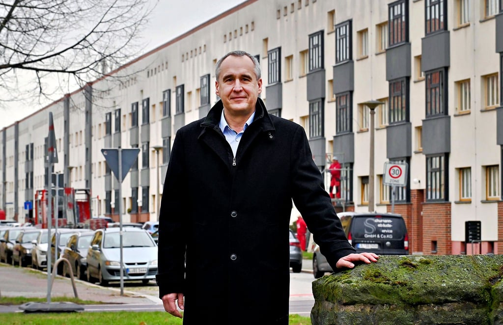 Jens Rösler vor Mietshäusern der Angersiedlung in der Dessauer Straße. Gutes und günstiges Wohnen in Magdeburg benennt der SPD-Ratsfraktionschef, der zugleich für das Amt des Oberbürgermeisters kandidiert, als eines seiner Hauptanliegen für die Zukunft der Stadt.