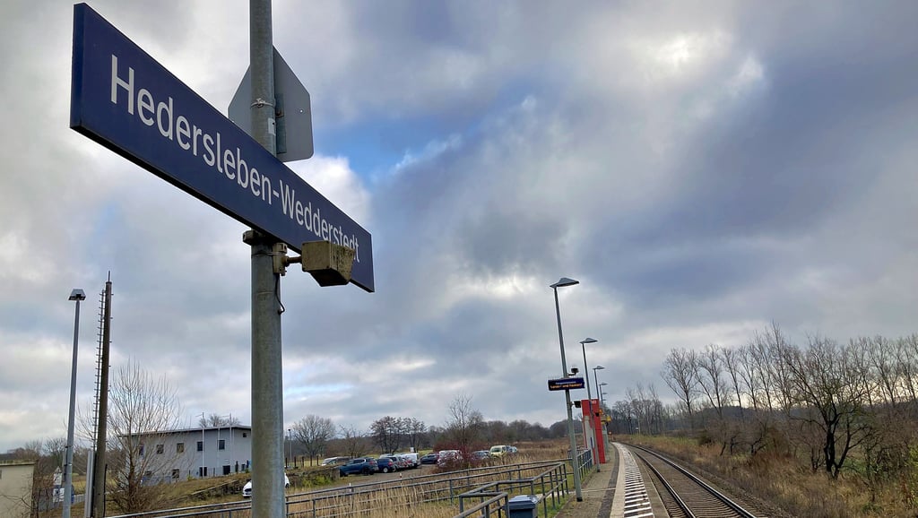 Mit dem Zug von Hedersleben nach Halle und Goslar? Das ist derzeitig ausschließlich mit der Regionalbahn möglich. Der Expresszug fährt durch.