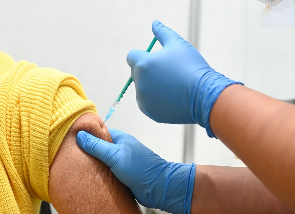 Im Impfzentrum am Robert-Bosch-Krankenhaus wird eine Auffrischimpfung gegen das Coronavirus verabreicht.