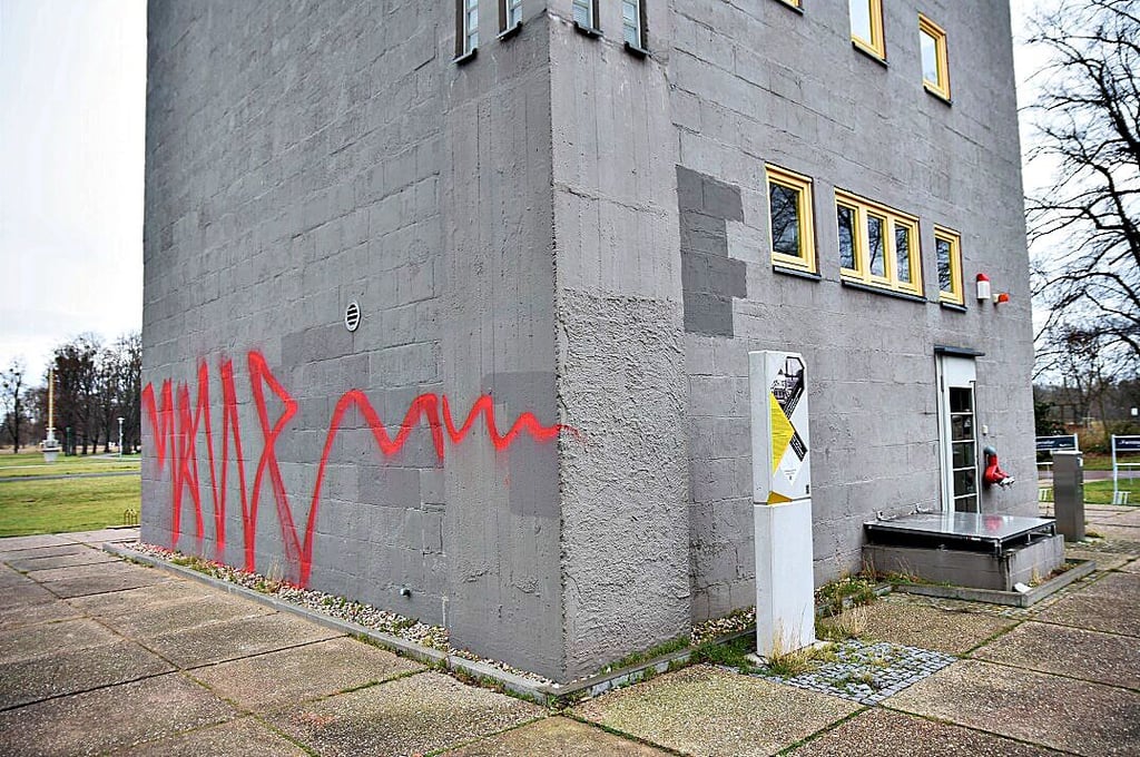 Rotes Graffito am Albinmüller-Turm in Magdeburg.