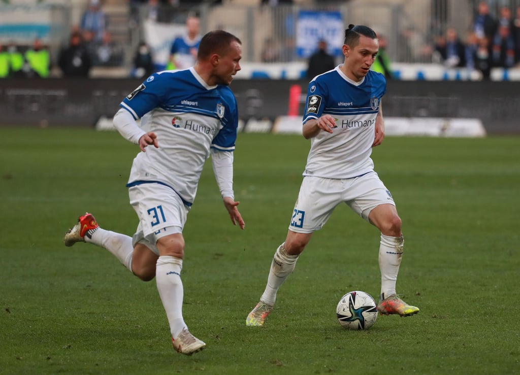 Gegen den SC Verl verbuchte Nico Granatowski - hier links neben Baris Atik - einen seiner zuletzt seltenen Einsätze für den 1. FC Magdeburg.