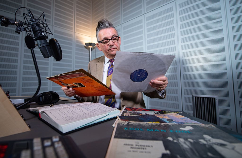 Götz Alsmann mit Platten im Tonstudio.