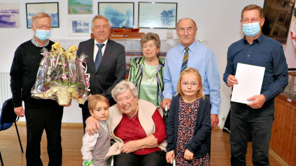 Im Kreise ihrer Familie hat Gertrud Mundigl in Elster ihren 100. Geburtstag gefeiert, so mit ihrer Tochter Heidelind Nasarzewski und deren Mann Herbert sowie ihrem Sohn Bernd (2.v.l.). Zu den Gratulanten gehörten auch Zahna-Elsters Bürgermeister Peter Müller (rechts) und Ortsbürgermeister Wolfgang Fröbe.