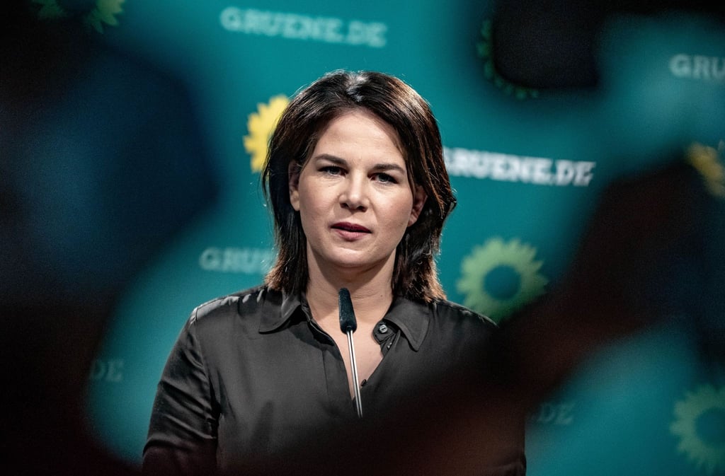 Co-Bundesvorsitzende der Grünen Annalena Baerbock. Die von den Arbeitgeberverbänden der Metall- und Elektro-Industrie finanzierte Gesellschaft INSM führt mehrere Themen auf, in denen die Grünen die Deutschen angeblich mit Verboten gängeln wollten.