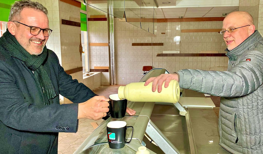 Holger Dittrich (links) und Holger Köhncke blicken in die Zukunft: In der ehemaligen Flepro-Filiale im „Fortschritt“-Komplex soll noch in diesem Jahr Kaffee ausgeschenkt werden. Die jungen Café-Betreiber bekommen von der Wohnstätten GmbH als Starthilfe einen Mieterlass.