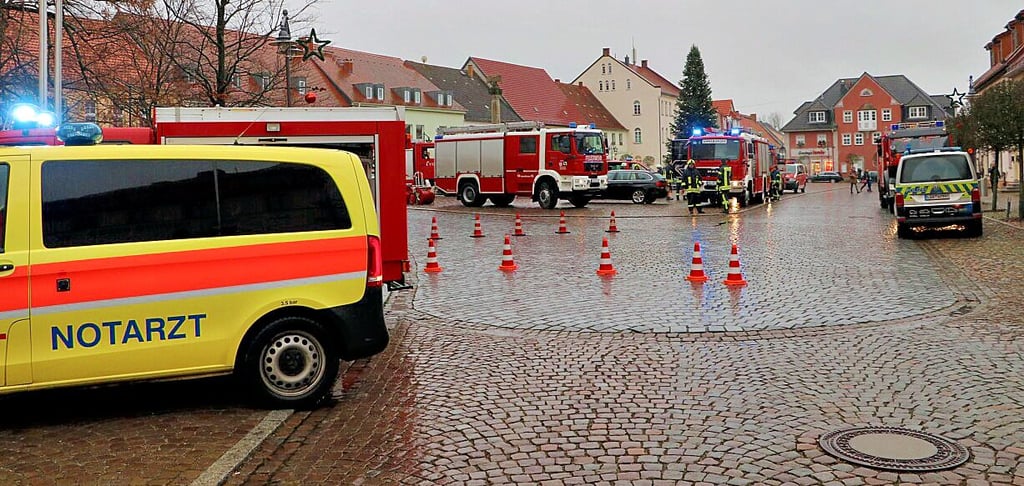 Das Gros der Retter bezog auf dem Markt in Jessen Position, um im Bedarfsfall eingreifen zu können. Die Zufahrten in die Einbahnstraße und in die Schlossstraße waren gesperrt.