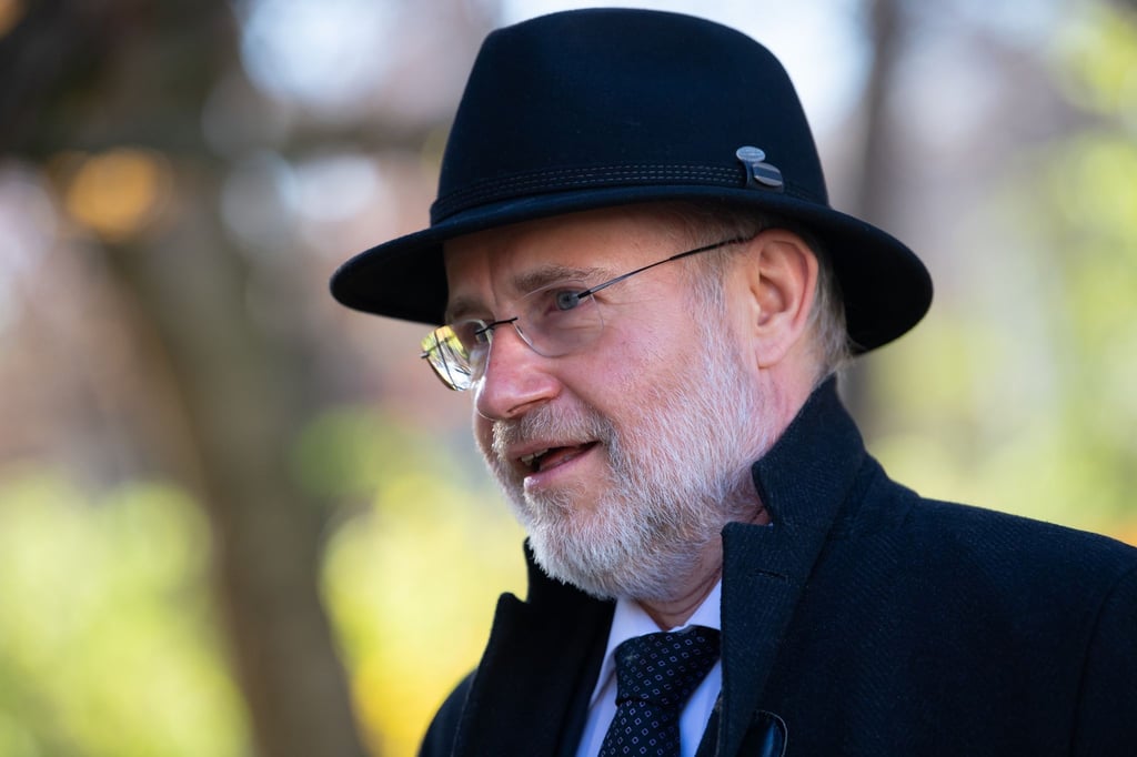 Harald Lesch, Autor, Astrophysiker, Fernsehmoderator und Philosoph, wurde als „Hutträger des Jahres 2021“ und mit einem goldenen Hut ausgezeichnet.