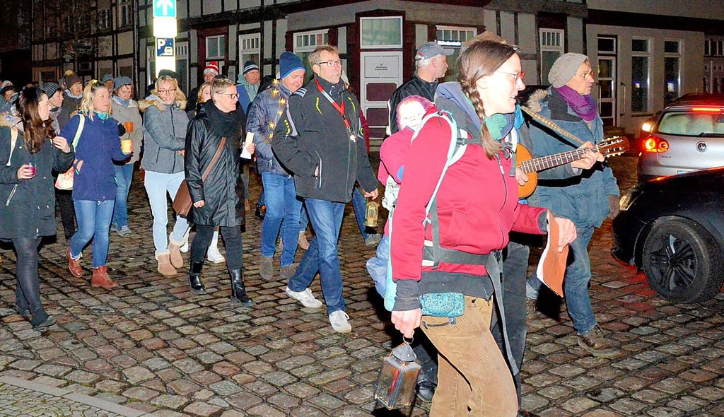Impfgegner und Corona-Leugner trafen sich am Montagabend zu einem „Spaziergang“ in Salzwedel.