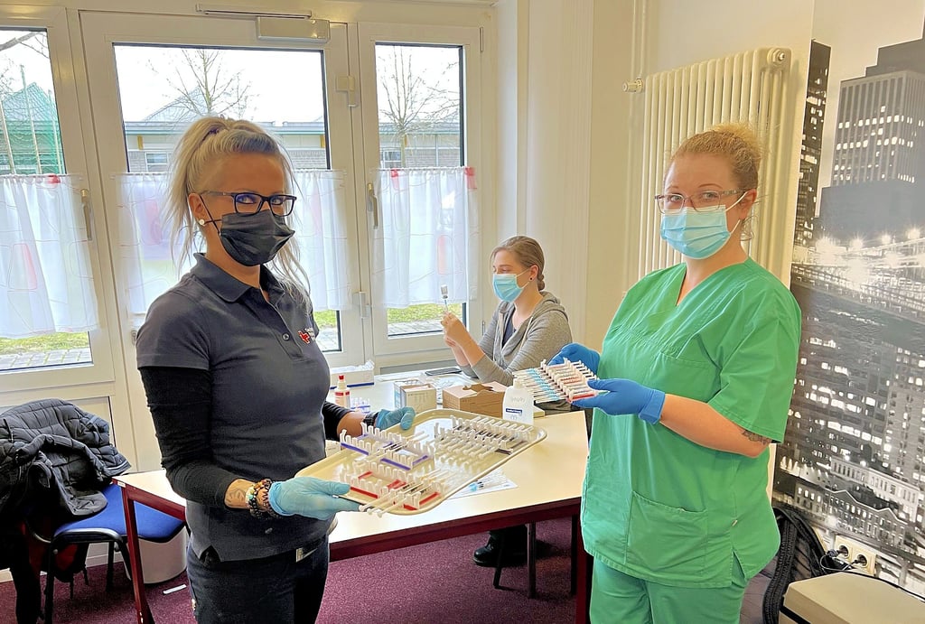 Ziehen die Spritzen für die nächsten Impfungen in den neuen Räumen auf (von links): Jana Teitge, Enya Syhs und Ariane Weichardt vom Impfzentrum in Stendal.