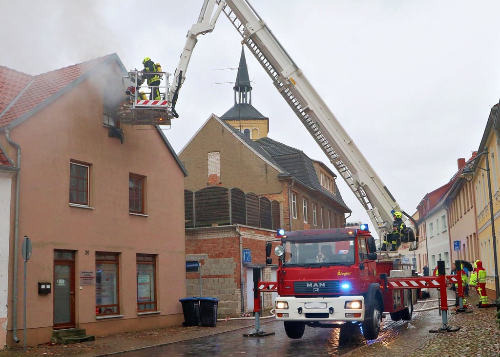 Ein Brand in einer Wohnung in der Schlossstraße in Jessen ist am Dienstagnachmittag zu löschen.
