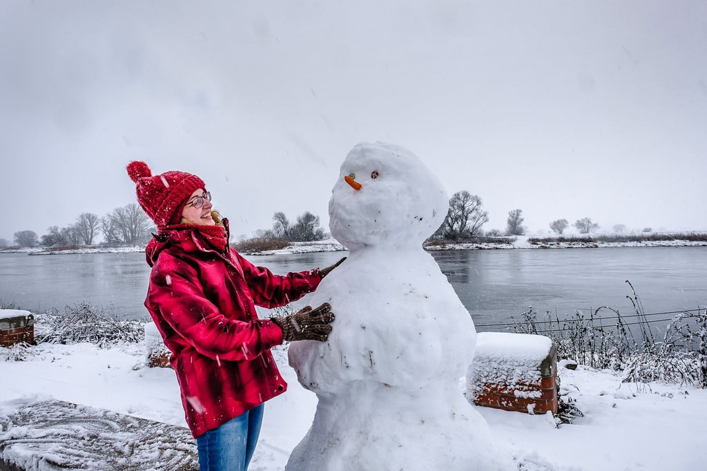 Erster Schneefall im Winter 2021 war am 3. Januar in Wittenberg. Da konnte Adeline Zuber an der Elbe einen stattlichen Schneemann bauen.