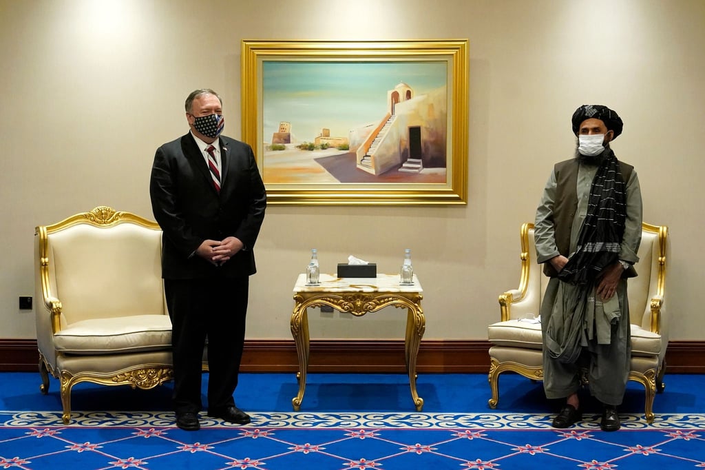 In Katar fanden die Gespräche zwischen den Taliban und den USA statt: Hier Ex-US-Außenminister Mike Pompeo (l) und Mullah Abdul Ghani Baradar.