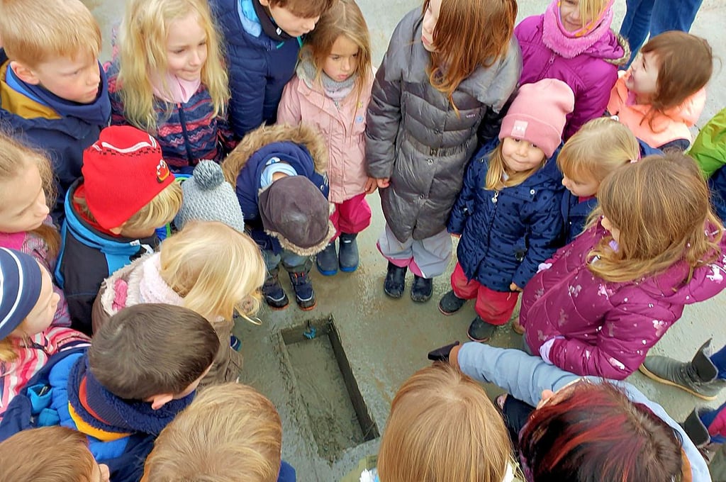 Spannend so eine Grundsteinlegung: Klar, dass sich die Mädchen und Jungen aus Wulfen für ihren Kita-Neubau interessieren und live dabei sind.