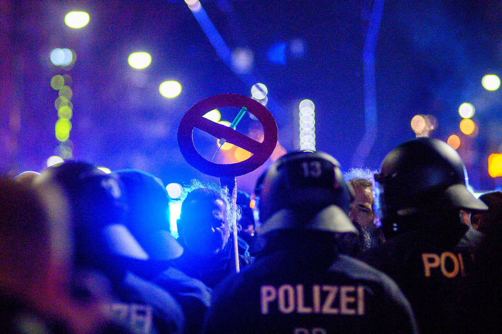 Bis hierher und nicht weiter: Eine Polizeikette beendet am Montagabend in Magdeburg einen Demonstrationszug.