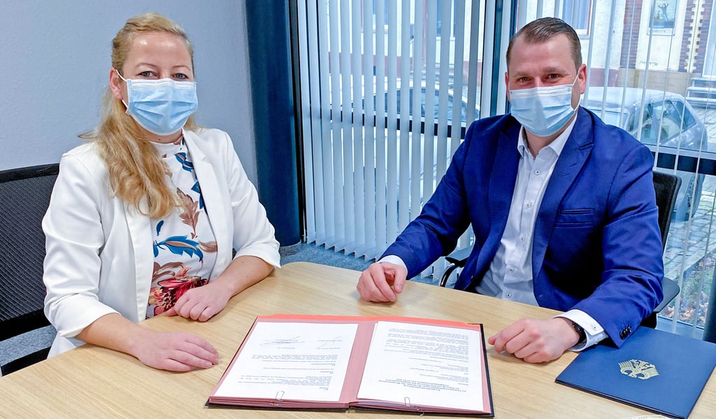 Die Bürgermeister Steffi Syska und Ferid Giebler unterschreiben die Kooperationsvereinbarung zur Trinkwasservergabe.