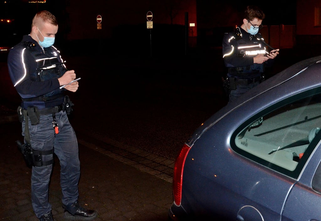 Polizeikommissar Steven Lipper (l.) und Polizeikommissaranwärter Hendrik Barnutz bei einer Fahrzeugkontrolle in der Silvesternacht. Hier war alles in Ordnung, wie die beiden am Ende erklären.