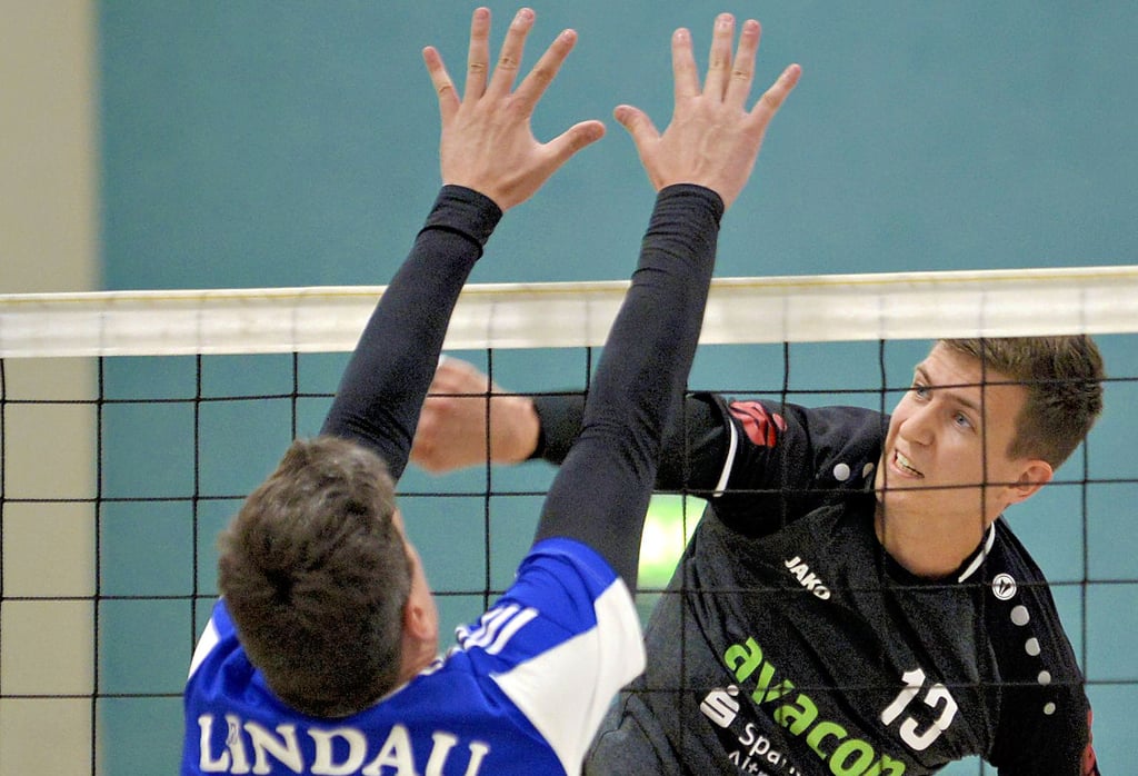 Hannes Gust (rechts) und die Männer des SSV 80 Gardelegen – auch Altmark Volleys genannt – rangieren derzeit an der Spitze des Klassements uund mischen im Kampf um die Landesmeisterschaft gut mit.