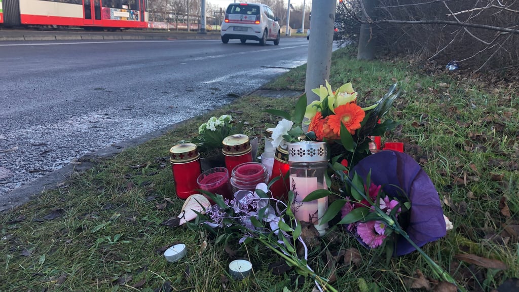 Blumen an der Unfallstelle: Auf der Silberhöhe wurde in der Silvesternacht der 14-jährige Maximilian angefahren. Wenig später erlag er im Krankenhaus seinen Verletzungen.