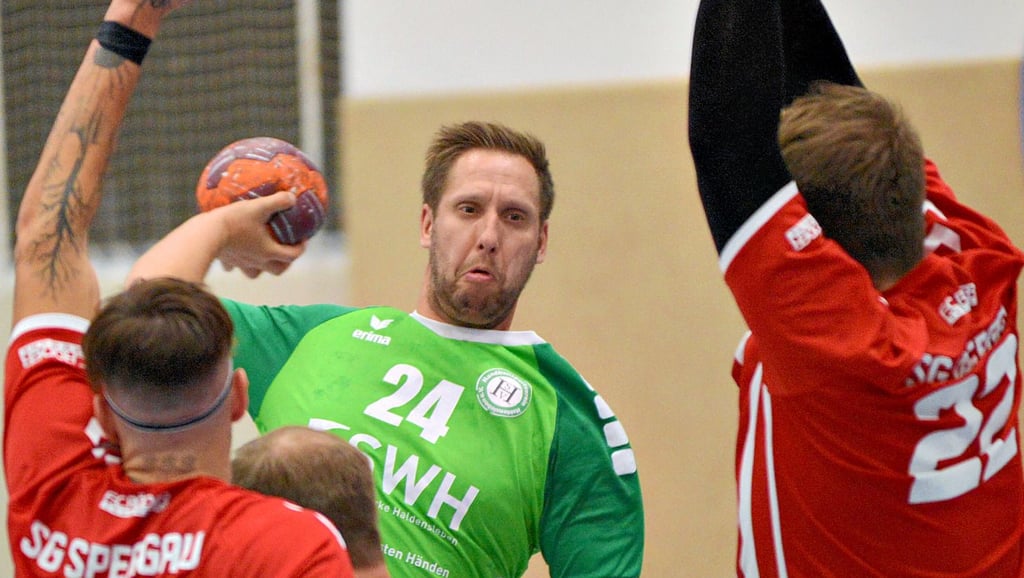 David Stolze (am Ball) und der HSV Haldensleben könnten bald wieder eingreifen.