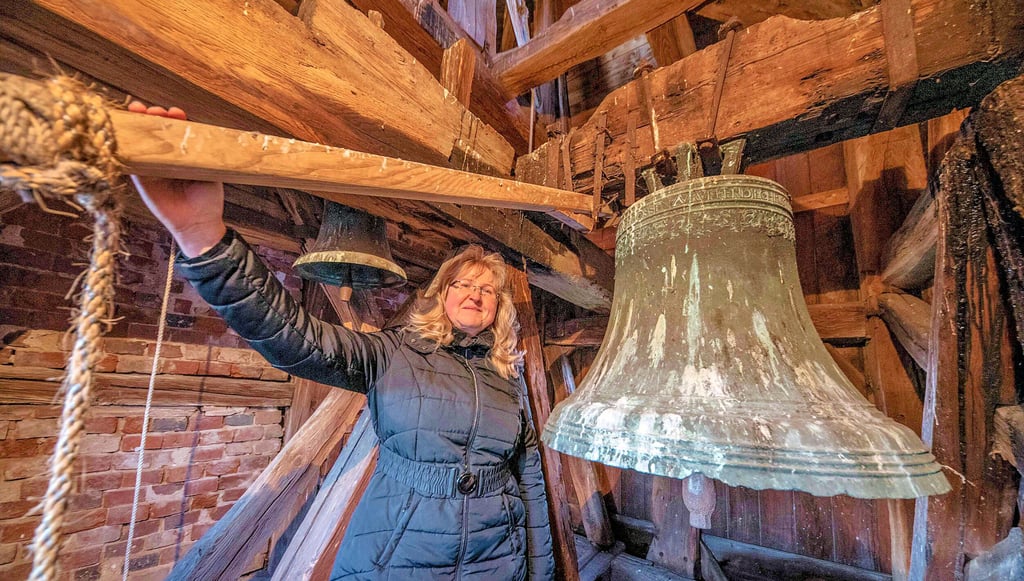 Insgesamt drei Glocken hat die Sollnitzer Kirche, doch sie sind derzeit verstummt. Die Gemeinde, sagt Gemeindekirchenrätin Anja Glaß, will das ändern und hat für die Sanierung eine Spendensammlung ins Leben gerufen.