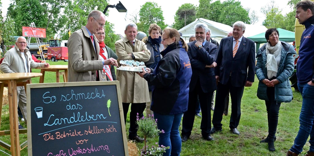 Die Unternehmen laden auch schon mal zu Verkostungen ein, wie hier 2019 am Gemeinschaftsstand der Zerbster Landwirtschaftsbetriebe. Bürgermeister Andreas Dittmann (SPD), die Zwiebelkönigin, Landtagsmitglied Holger Hövelmann (SPD), Evelyn Johannes, stellv. Bürgermeisterin, Armin Willingmann (SPD), damals noch Sachsen-Anhalts Wirtschaftsminister, Kees de Vries (CDU), 2019 noch Budestgsmitglied, und Messeleiterin Viola Tiepelmann sagen da nicht Nein zu einem Käsehäppchen.