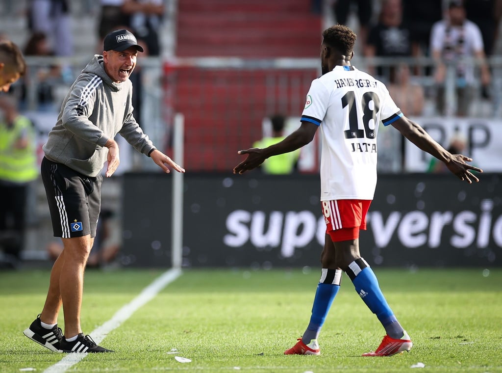 HSV-Trainer Tim Walter (l) stellt sich klar hinter Bakery Jatta.