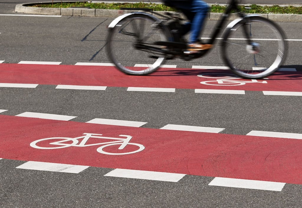 In der Innenstadt von Karlsruhe fährt ein Radfahrer auf einem Fahrradstreifen.