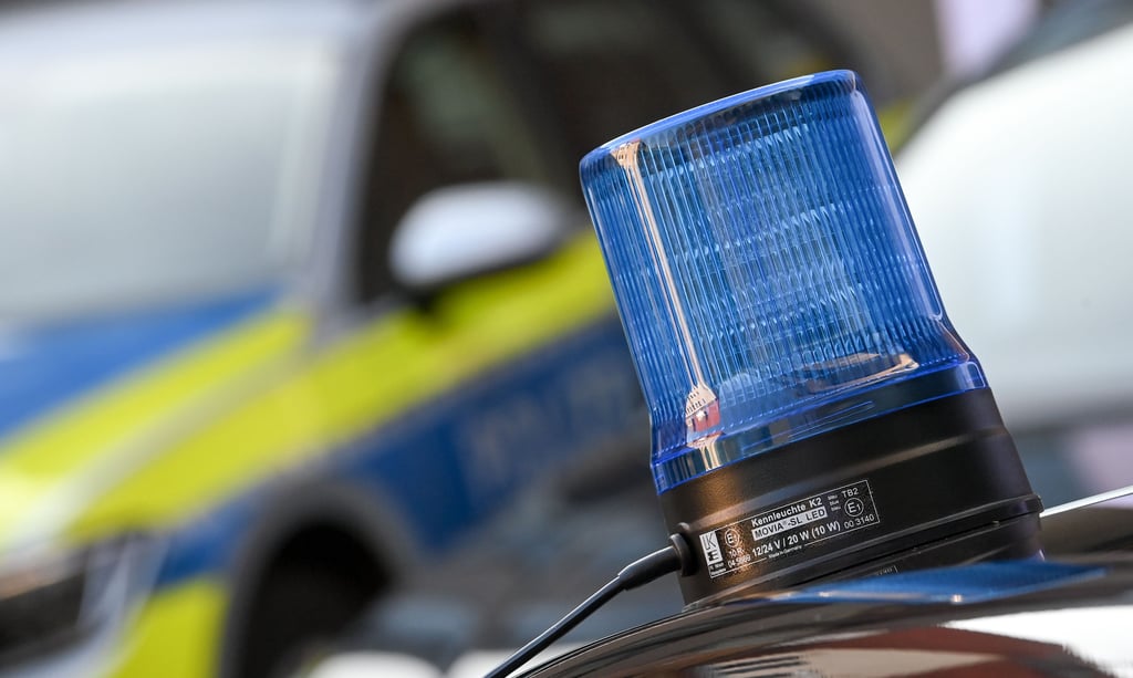 Nachdem in Stendal eine verletzte Frau bewusstlos aufgefunden wurde, ermittelt die Polizei.