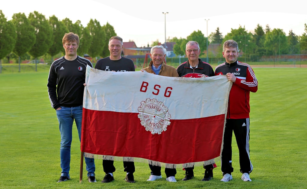 VfL-Präsident Horst Rettschlag (Mitte) und die Vorstandsmitglieder Marcel Schöbel, Christian Rettschlag, Heinrich Schöbel und Remo Kotrba (von links) blicken optimistisch in die Zukunft.