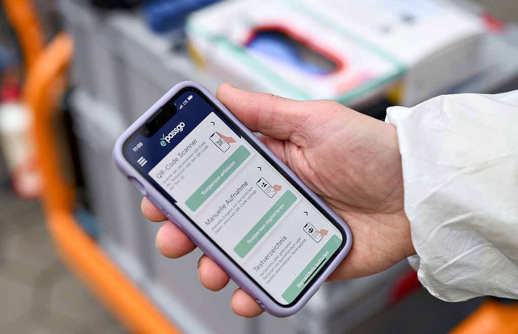 Mit der ePassGo-App werden die Corona-Tests nicht nur registriert, sondern die persönlichen Ergebnisse direkt auf das Smartphone der getesteten Personen gesendet. Intensivpfleger Oliver Sablowski betreibt mit einem Lastenrad eine mobile Corona-Teststation.