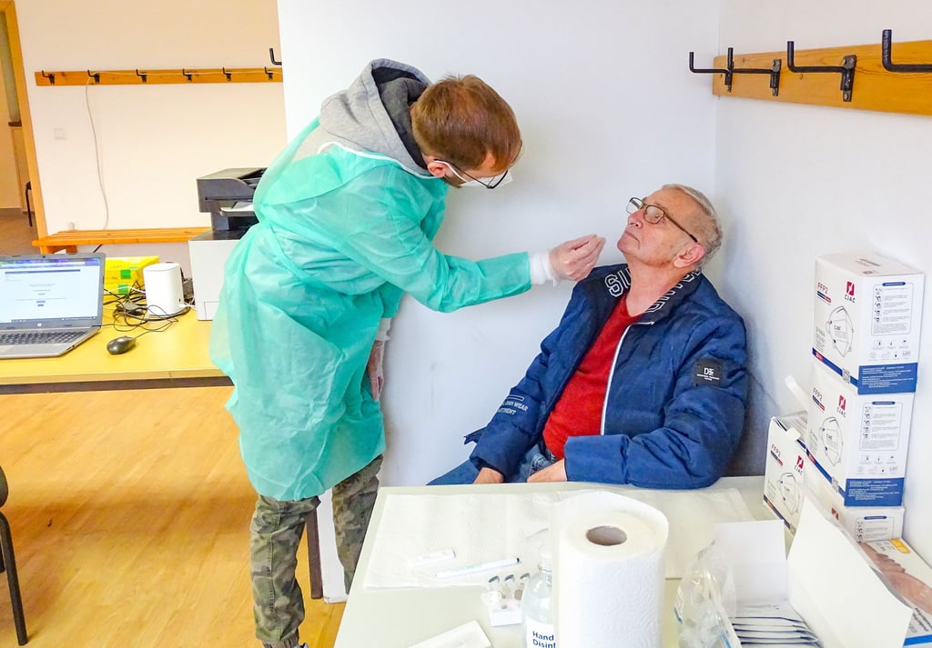Stephan Gürth führt in Elster bei Karl-Heinz Peschke den Abstrich durch. Der Rentner braucht den Testnachweis für einen Besuch im Krankenhaus.