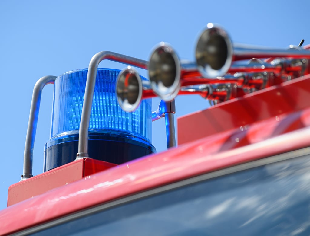 Ein Baum ist Sonnabendabend (29. Januar) aufgrund des Sturms in Salzwedel entwurzelt worden. Eine 35-jährige Autofahrerin konnte nicht mehr rechtzeitig bremsen und kollidierte mit dem Baum. Die Feuerwehr musste ausrücken.
