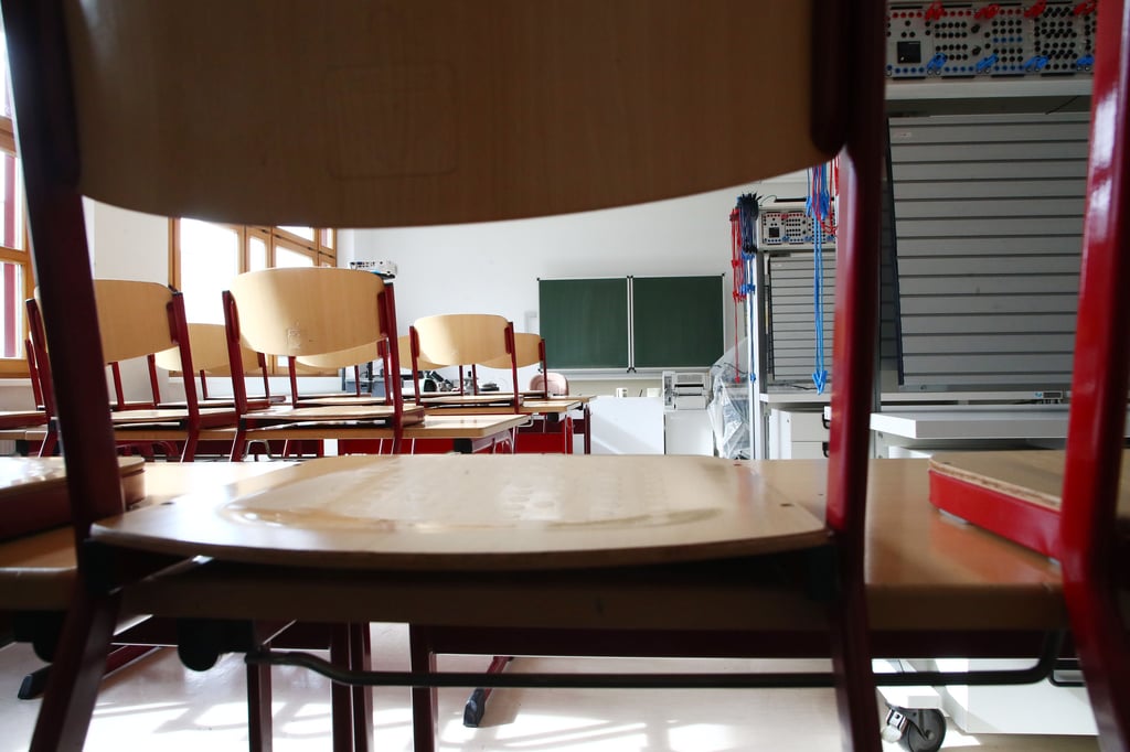 Leeres Klassenzimmer: Trotz wochenlangen Distanzunterrichts während der Pandemie in vielen Klassen ist die Quote der Schulabbrecher in Sachsen-Anhalt rückläufig.