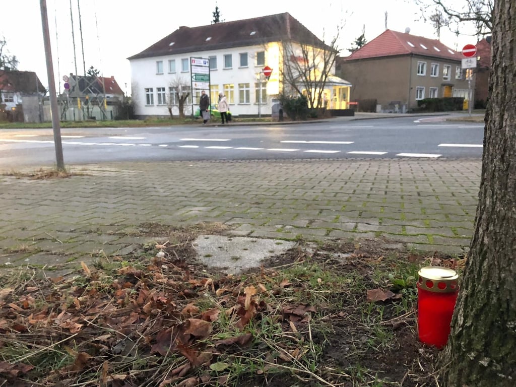 Eine Kerze an der Unfallstelle.