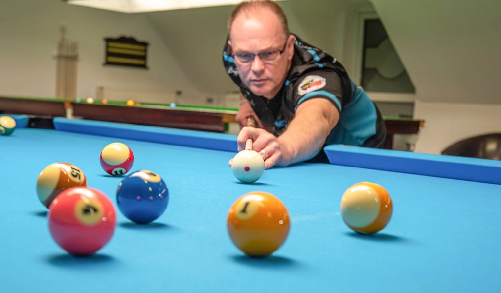 Der 1. Sportwart vom 1. PBC Dessau André Weiß nimmt im neuen Vereinsheim in Roßlau genau Maß.