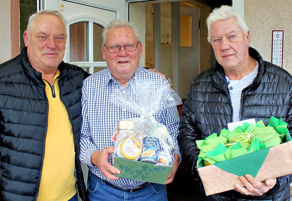 Drei Reitsportfreunde: Werner Riemer (links) und sein Bruder Klaus Riemer (rechts) gratulieren Willi Schade zum 80. Geburtstag.