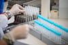 Eine Labormitarbeiterin bereitet einen PCR-Test vor.