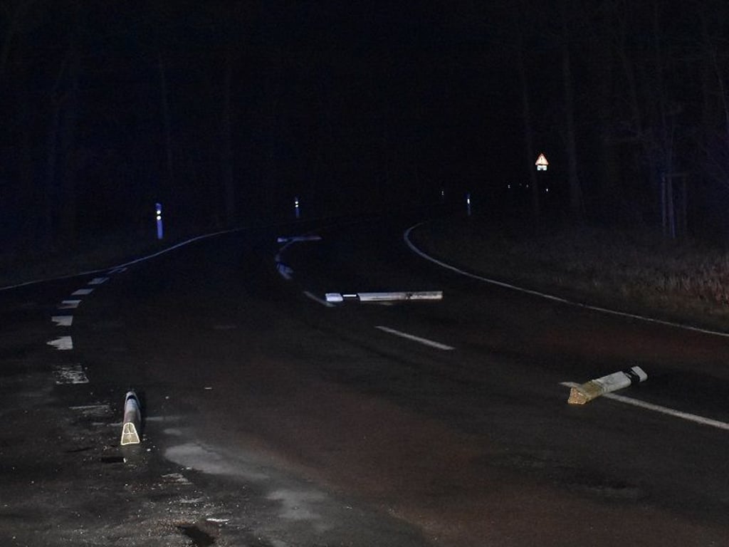 Auch in Kurven wurden die Leitpfosten auf die Fahrbahn gelegt. Gefährlich für Verkehrsteilnehmer.