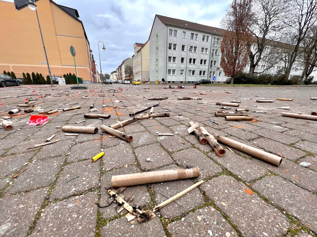Auch wenn es hier in Dessau-Nord anders aussah: Silvester 2021 sorgte für deutlich weniger Müll als in den Vorjahren.