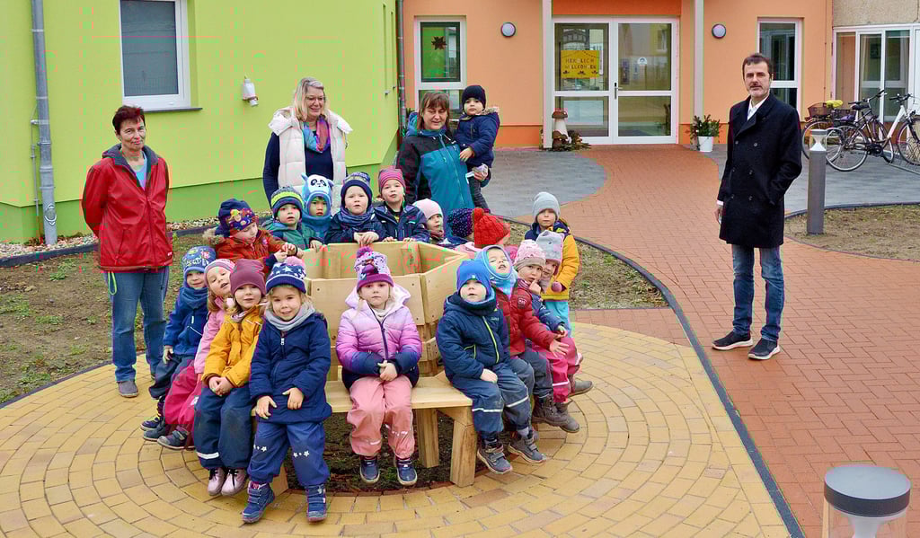 Wenn Verbandsgemeindebürgermeister Rüdiger Kloth im Neubau der Seehäuser Kita Lindenpark vorbeischaut, muss er sich zwar schon mal sagen lassen, wo es im wahrsten Sinn des Wortes noch klemmt. Aber sonst sind alle Beteiligten mit dem Werk zufrieden.