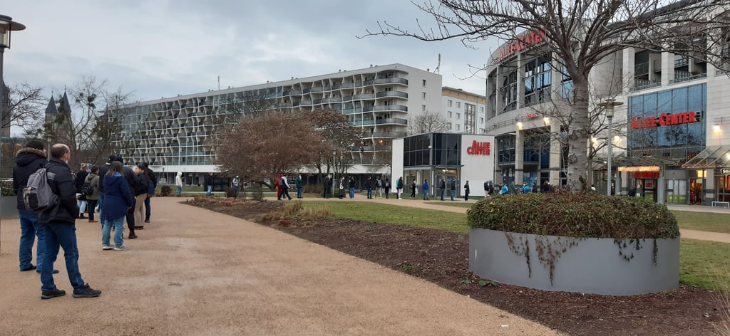 So sah es am Dienstag, 4. Januar 2022, vor dem Magdeburger Impfpunkt im Allee-Center aus. Obwohl im Vorfeld ausschließlich nach Voranmeldung Termine vergeben worden waren, kam es zu langen Warteschlangen.