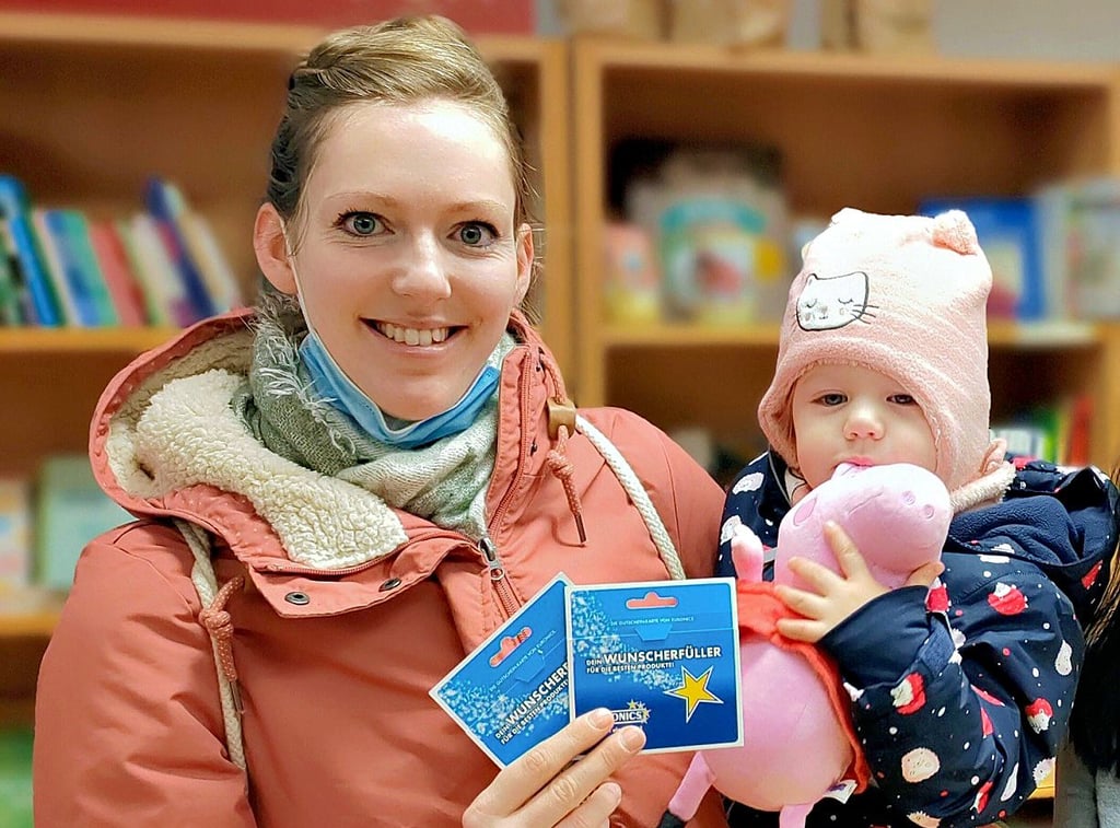 Gemeinsam mit Töchterchen Teda konnte Josefine Peters aus Köthen den Gutschein im Wert von 1.000 Euro in Empfang nehmen.
