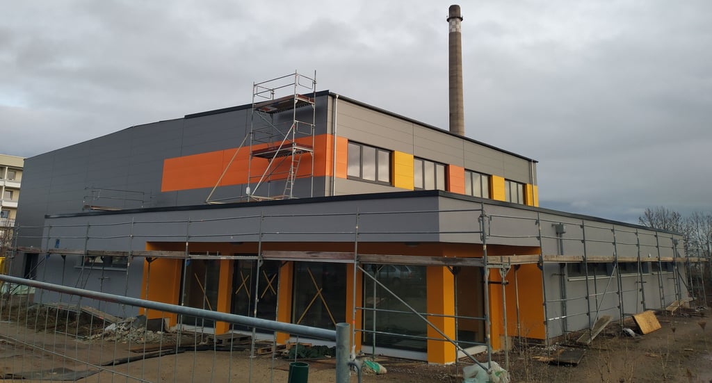 Immer noch Baustelle: Die neue Turnhalle am Regensteinsweg in Blankenburg sollte ursprünglich zum Beginn des Schuljahres 2020/21 fertig sein. Doch der Termin verzögerte sich immer wieder.