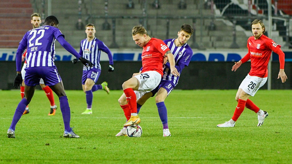Halles Janek Sternberg im Zweikampf gegen Aues Tom Baumgart.